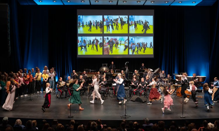 Fargespill Harstad presenterer &laquo;Hei, Hallo, Velkommen!&raquo;